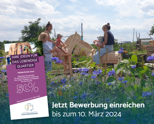 Menschen auf Holzpferden zwischen Blumen mit Flyer zum Gebietsfonds 2024 im Vordergrund