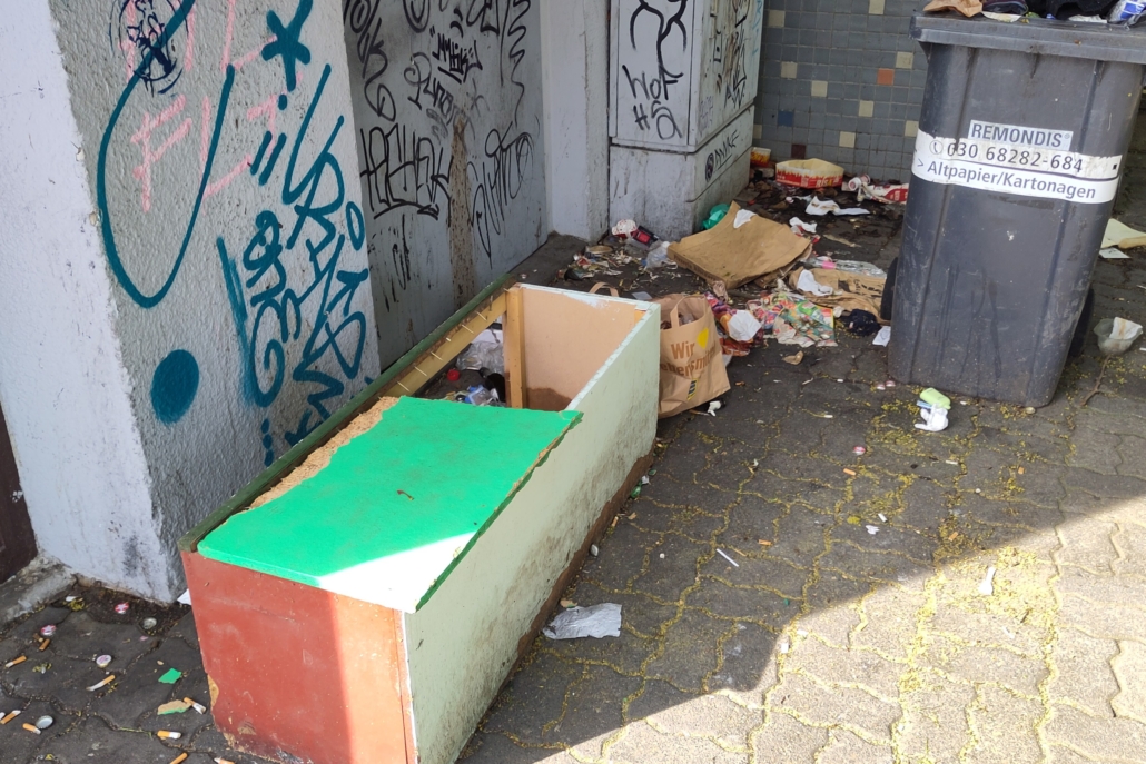 Müll in einem Hauszugang