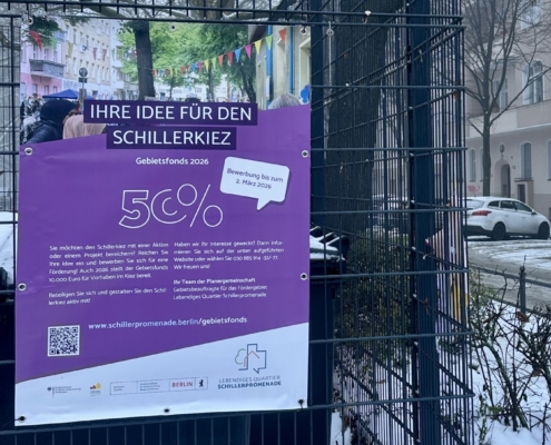 Plakat zum Gebietsfonds 2026 an einem Zaun auf der Schillerpromenade